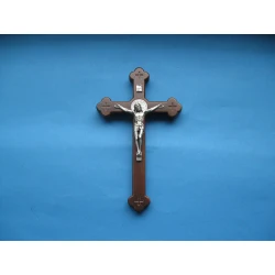 Krzyż wiszący brąz rustykalny z medalem Św.Benedykta 19,5 cm T1